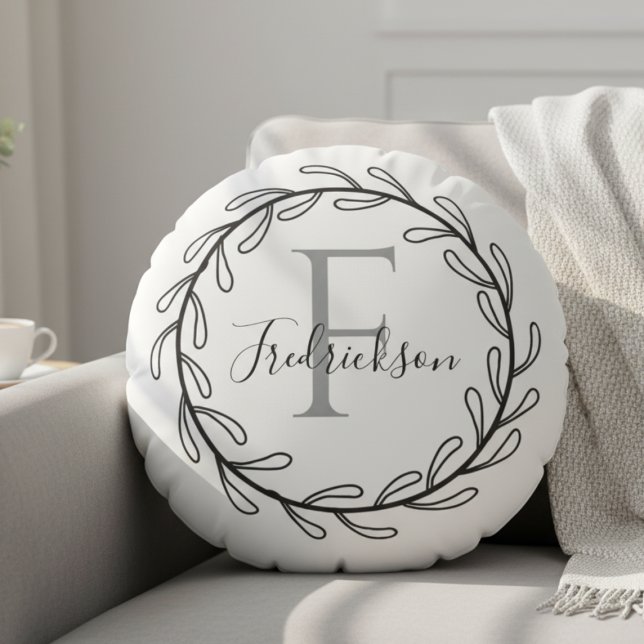 Realtor Closing Gift Wreath Monogram Round Pillow Rond Kussen (Realtor Closing Gift Wreath Monogram Round Pillow)