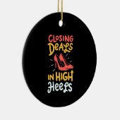 Realtor - het sluiten overeenkomsten op hoog nivea keramisch ornament (Rechts)