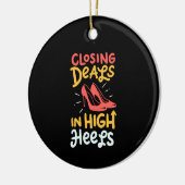 Realtor - het sluiten overeenkomsten op hoog nivea keramisch ornament (Links)