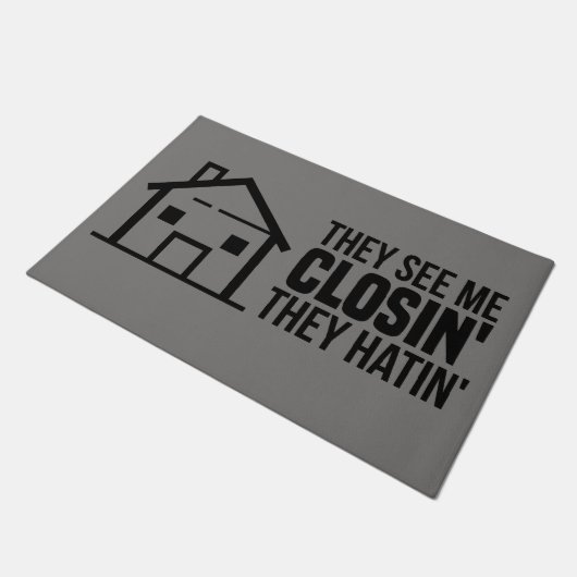 Realtor ze zien me vastgoed sluiten deurmat (Schuin)