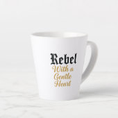Rebel met een zacht hart typografie ontwerp latte mok (Rechterhoek)