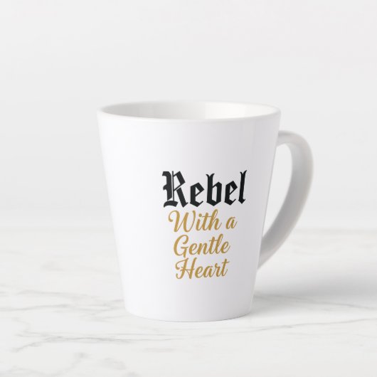 Rebel met een zacht hart typografie ontwerp latte mok (Rechterhoek)