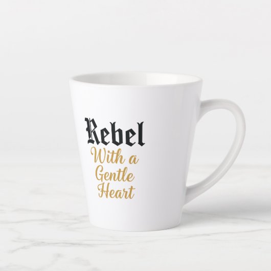 Rebel met een zacht hart typografie ontwerp latte mok (Rechts)