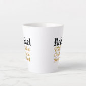 Rebel met een zacht hart typografie ontwerp latte mok (Voorkant)