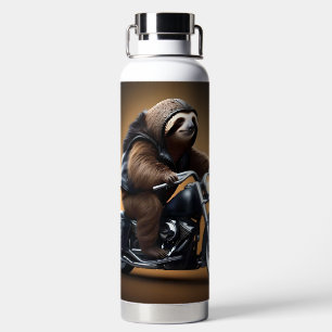 Rebel Sloth: Een met leer beklede luiaard die op e Waterfles