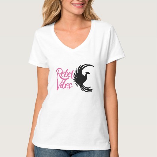 Rebel Vibes V-hals T-shirt – Phoenix Grafische Tee (Voorkant)
