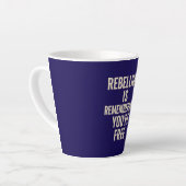 Rebellie herinnert je dat je vrij bent latte mok (Linkerhoek)