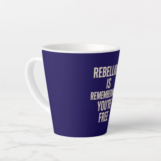 Rebellie herinnert je dat je vrij bent latte mok (Linkerhoek)
