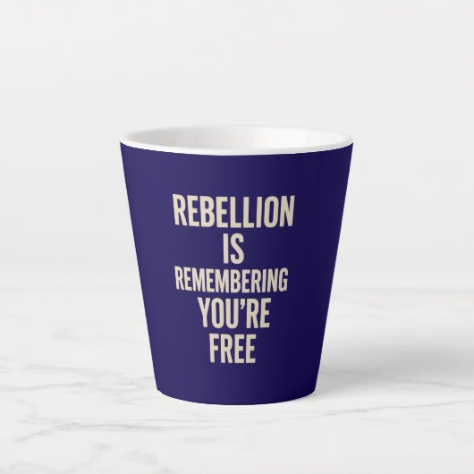 Rebellie herinnert je dat je vrij bent latte mok (Voorkant)