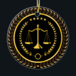 Recht, advocaat, schaal van rechtvaardigheid keramisch ornament<br><div class="desc">Zazzle biedt kwantiteitskortingen en een 100% tevredenheidsgarantie! We zijn niet blij totdat je blij bent. Pas dit aan voor uw advocatenkantoor, uw werknemers, klanten of de advocaat in uw leven. Het lijkt alsof er een gouden rand omheen zit; toch is dit een plat afbeelding. Ornamenten zijn niet alleen voor kerstbomen....</div>
