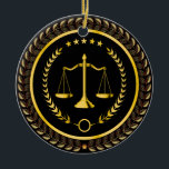 Recht, advocaat, schaal van rechtvaardigheid keramisch ornament<br><div class="desc">Zazzle biedt kwantiteitskortingen en een 100% tevredenheidsgarantie! We zijn niet blij totdat je blij bent. Pas dit aan voor uw advocatenkantoor, uw werknemers, klanten of de advocaat in uw leven. Het lijkt alsof er een gouden rand omheen zit; toch is dit een plat afbeelding. Ornamenten zijn niet alleen voor kerstbomen....</div>