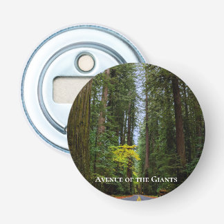 Rechte weg door nevelige Redwood-bossen Button Flesopener