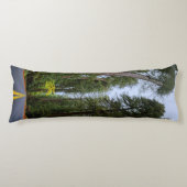 Rechte weg vooruit door mistige sequoia's kussen (Voorkant)