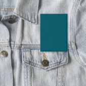 Rechthoekige speld badge set in effen turquoise button (Insitu)