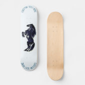 Rechtop wild paard skateboard met aangepaste tekst (Voorkant)