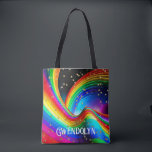 Rechtvaardige regenboog & gouden sterren tote bag<br><div class="desc">Deze canvas tas heeft een prachtige driedimensionale regenboogwerveling en golven aan een nachtelijke hemel,  met verstrooide faux gouden sterren. Leuk en uniek. Personaliseer het met een voor- of achternaam. Maakt een geweldig cadeau! Creëer door Simply Farmhouse Press.</div>