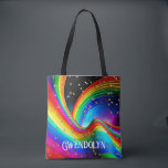 Rechtvaardige regenboog & gouden sterren tote bag<br><div class="desc">Deze canvas tas heeft een prachtige driedimensionale regenboogwerveling en golven aan een nachtelijke hemel, met verstrooide faux gouden sterren. Leuk en uniek. Personaliseer het met een voor- of achternaam. Maakt een geweldig cadeau! Creëer door Simply Farmhouse Press.</div>
