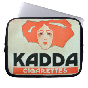 Reclame voor "Kadda Cigarettes" (kleurenlitho Laptop Sleeve