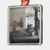 Reconstructie van een apotheek metalen ornament (Links)