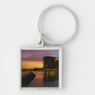 Recreatielagune en appartementen bij zonsondergang sleutelhanger