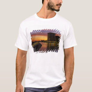 Recreatielagune en appartementen bij zonsondergang t-shirt