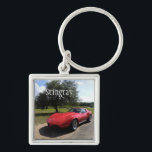 Red '75 Corvette Stingray Sleutelhanger<br><div class="desc">Red '75 Corvette Stingray Sleutelhanger zal de fan van de sportwagen in je leven graag zien.</div>