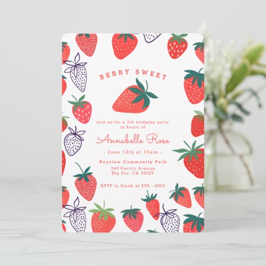Red aardbery Berry Sweet Birthday Uitnodiging (Staand voorkant)