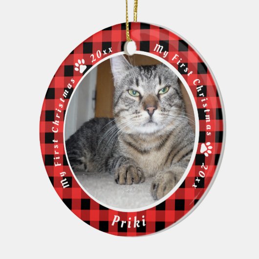 Red and Black Gingham Cat is mijn eerste Kerstmis Keramisch Ornament (Links)