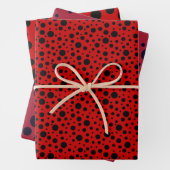 Red and black polka dots funny ladybug inpakpapier vel (In situ)