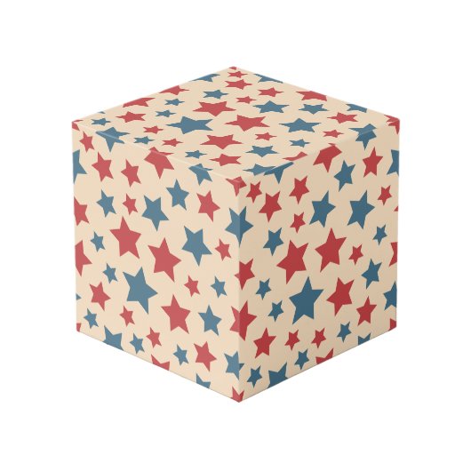 Red and Blue Stars, 4th of July, Beige Background Kubus (Voorkant hoekig)