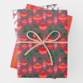 Red and Gold Striped Kerstfeestroodpatroon Inpakpapier Vel (In situ)