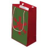 Red and Green Holiday Snowflake Gift Bag Klein Cadeauzakje (Achterkant Gekanteld)