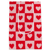 Red and Pink Hearts Checkerboard Valentine's Day Medium Cadeauzakje (Achterkant)