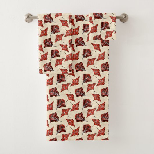 Red and Sand Tribal Stingrays Bad Handdoek (Insitu)