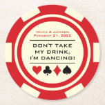 Red and White Poker Chip Ik ben dansende Drink Ronde Kartonnen Onderzetter<br><div class="desc">Laat niet al die heerlijke alcohol verspillen door de onafgewerkte drink bril van je gast te laten opruimen terwijl ze een storm dansen. Geef elke gast dit aangepaste rode en witte pokerpapier onderzetter om over hun glas te plaatsen wanneer ze op de dansvloer zitten!</div>