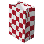 Red and White Retro Check Holiday Medium Cadeauzakje (Voorkant Gekanteld)