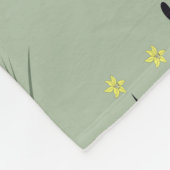 red and yellow small flower pattern on green backg fleece deken (Hoek)