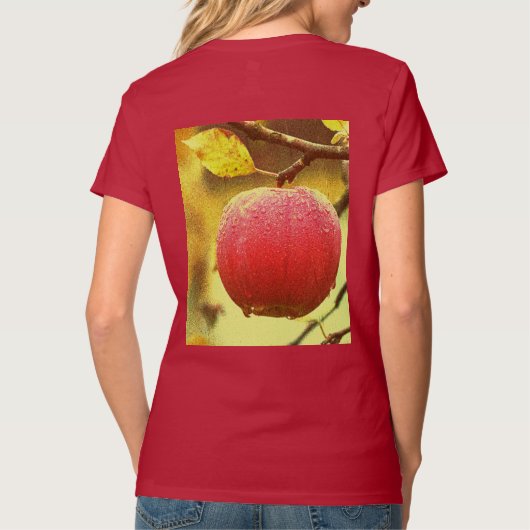 "Red Apple on Tree" Kute foto. Bestel nu T-shirt (Achterkant)
