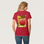 "Red Apple on Tree" Kute foto. Bestel nu T-shirt (Achterkant volledig)
