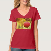 "Red Apple on Tree" Kute foto. Bestel nu T-shirt (Voorkant)