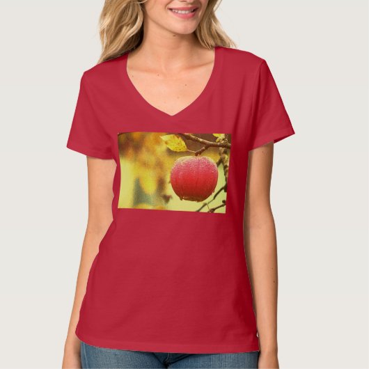 "Red Apple on Tree" Kute foto. Bestel nu T-shirt (Voorkant)