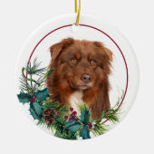 Red Australian Shepherd Dog Evergreen Berry Wreath Keramisch Ornament (Voorkant)