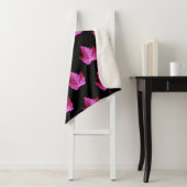 Red Autumn Maple Leaf Pattern on Black Background Sherpa Deken (In situ)