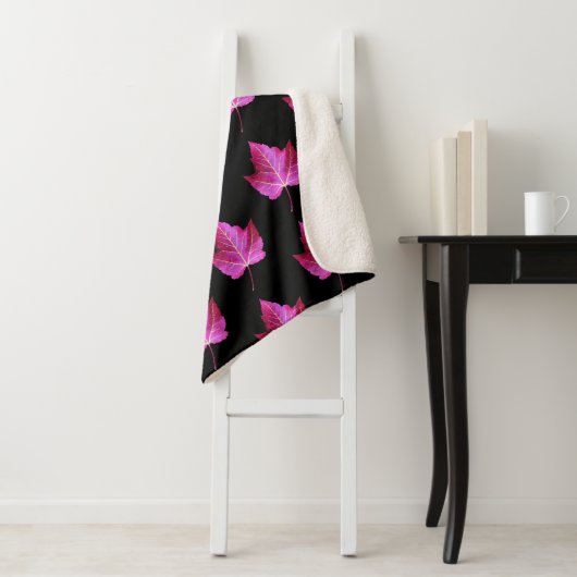 Red Autumn Maple Leaf Pattern on Black Floral Sherpa Deken (In situ)