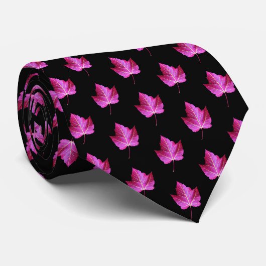 Red Autumn Maple Leaf Pattern on Black Floral Stropdas (Opgerold)