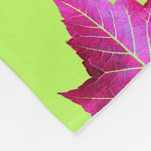 Red Autumn Maple Leaf Pattern on Green Background Fleece Deken (Hoek)