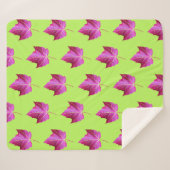 Red Autumn Maple Leaf Pattern on Green Background Sherpa Deken (Voorkant (horizontaal))