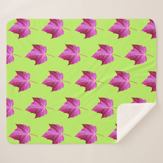 Red Autumn Maple Leaf Pattern on Green Background Sherpa Deken (Voorkant (horizontaal))