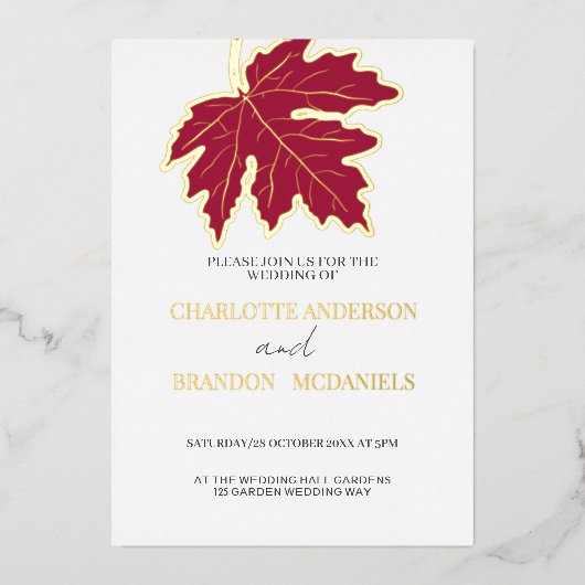 Red Autumn Maple Leaf Wedding Gold Folie Uitnodiging (Voorkant)