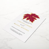Red Autumn Maple Leaf Wedding Gold Folie Uitnodiging (Gedraaid)